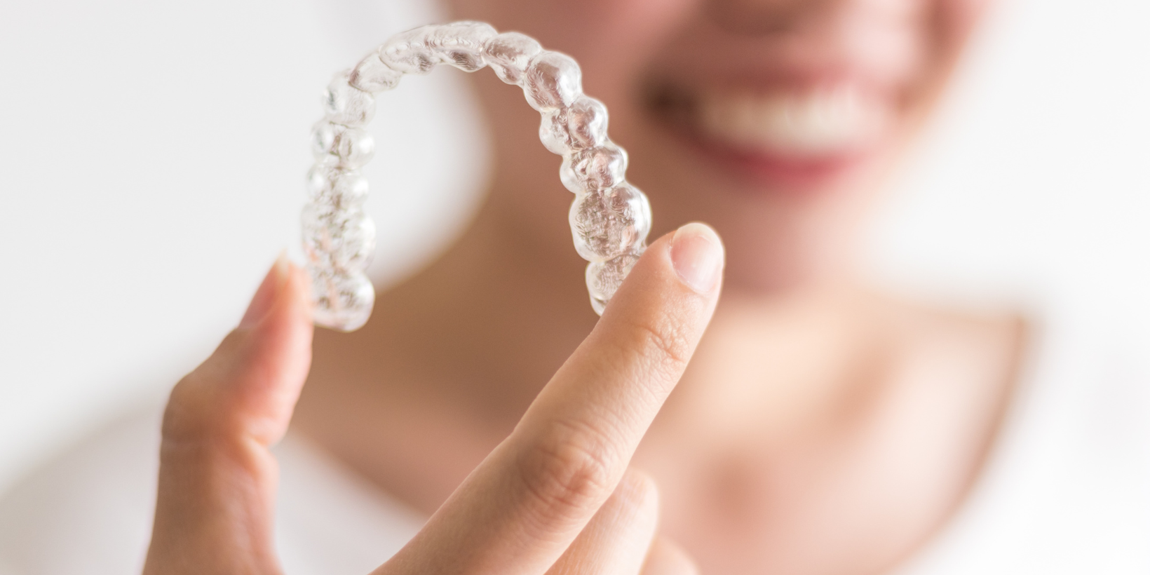 Invisalign vs. Brackets Tradicionales: La Elección de una Sonrisa Perfecta Invisalign vs. Brackets Tradicionales: La Elección de una Sonrisa Perfecta