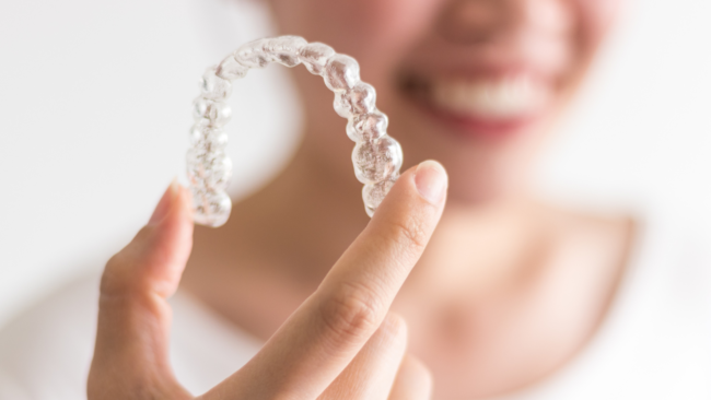 Invisalign vs. Brackets Tradicionales: La Elección de una Sonrisa Perfecta Invisalign vs. Brackets Tradicionales: La Elección de una Sonrisa Perfecta