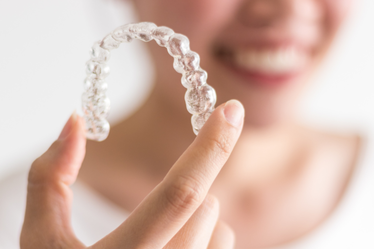 Invisalign vs. Brackets Tradicionales: La Elección de una Sonrisa Perfecta